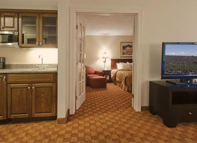 Ann Arbor Regent Hotel and Suites photo 16