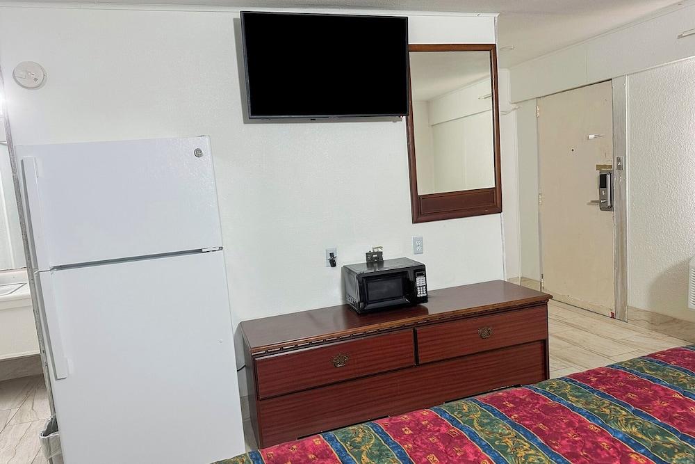 Shamrock Kings Inn By Oyo Marked Tree I-555 photo 8