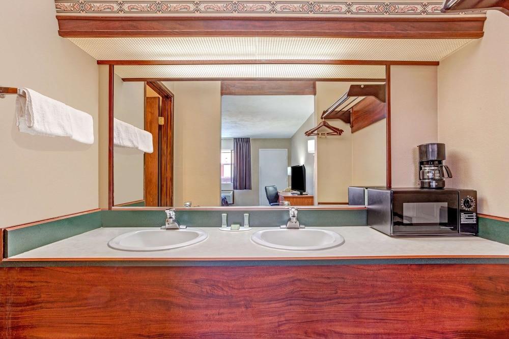 Super 8 by Wyndham Albany photo 12
