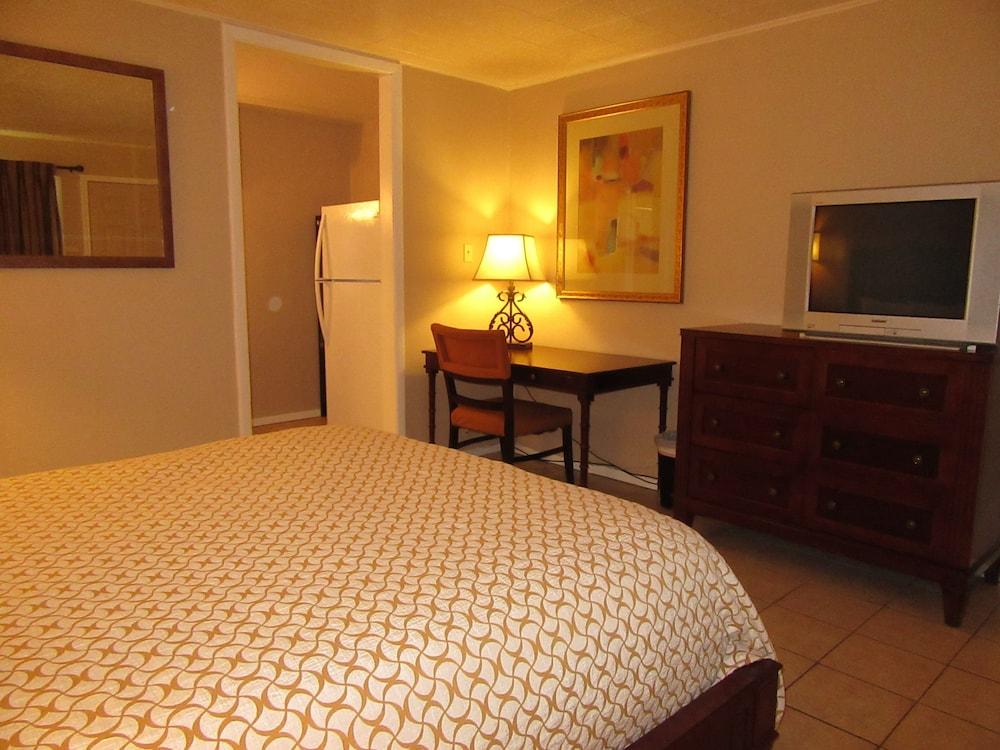 El Patio Inn photo 12