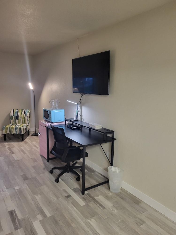 Red Fox Inn and Suites photo 7