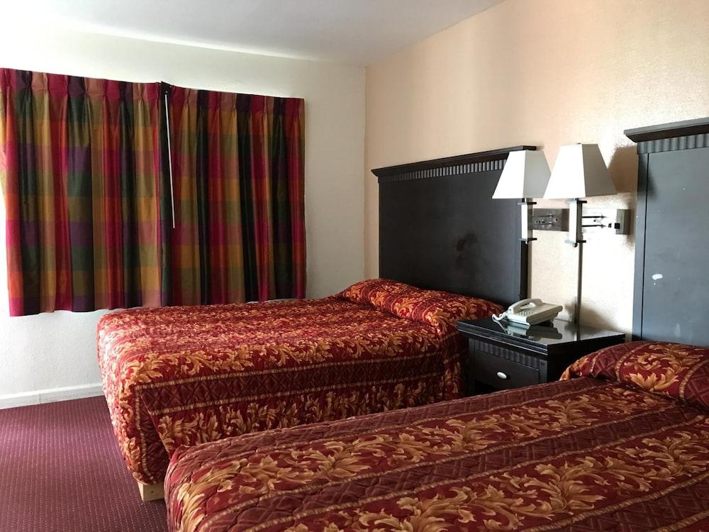 Town House Motel photo 13