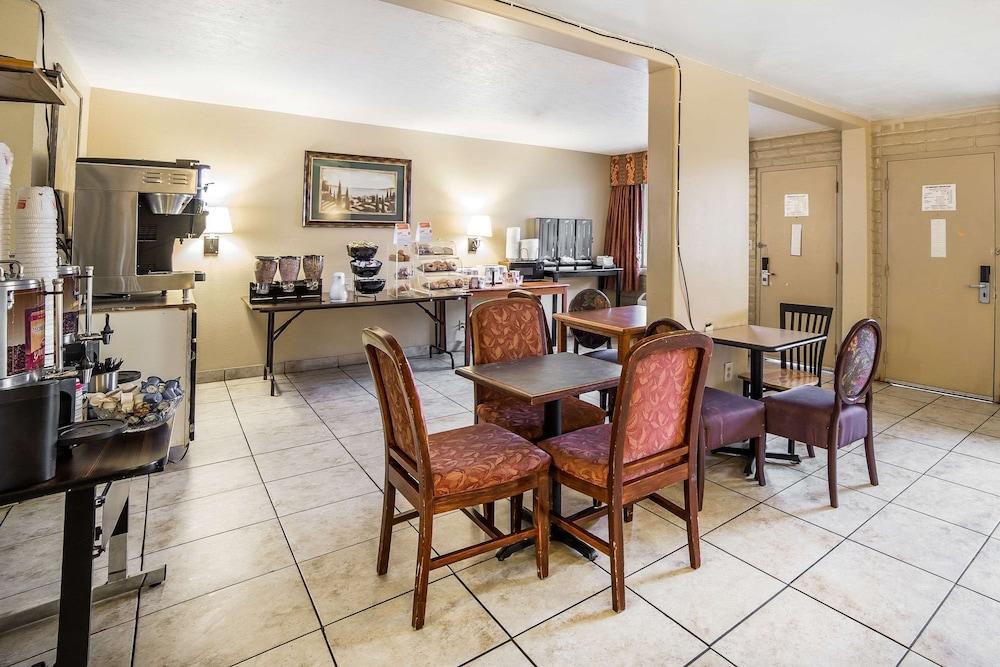 Econo Lodge Downtown photo 27