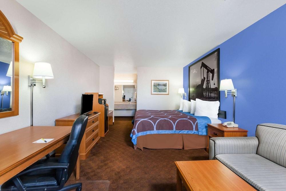 Super 8 by Wyndham Cleburne photo 5