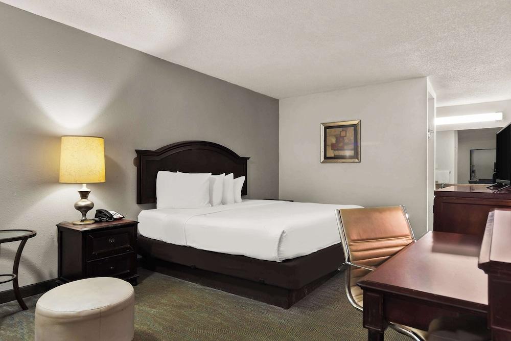 Rodeway Inn Lumberton Central photo 13