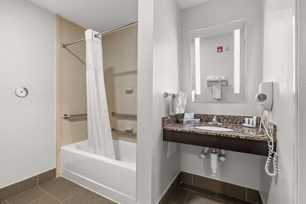 Clarion Pointe Lakeland I-4 photo 28