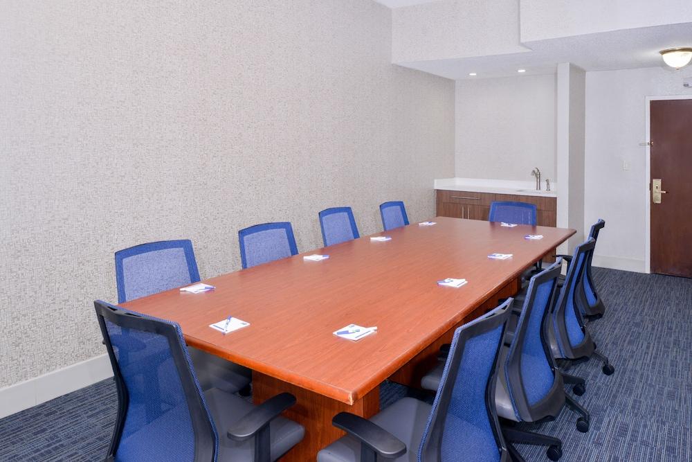 Holiday Inn Express Burlington by IHG photo 65