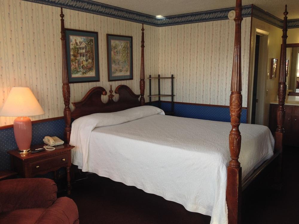 Warrick Plaza Inn photo 2