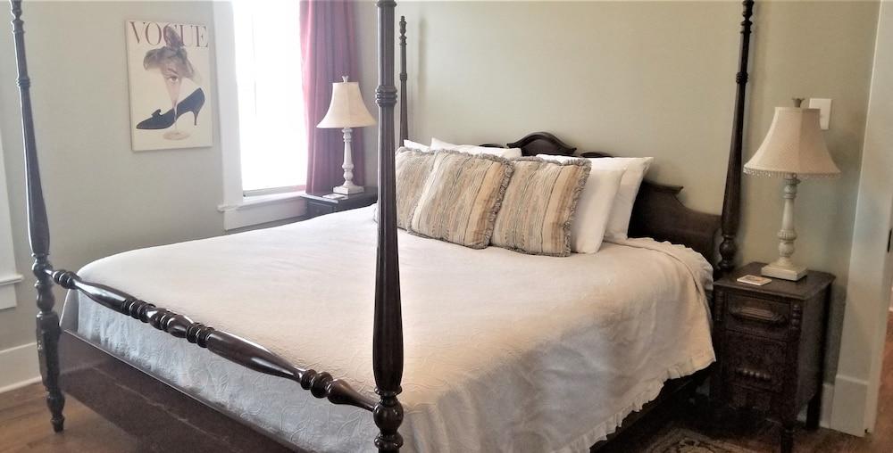 Belvedere Manor photo 51