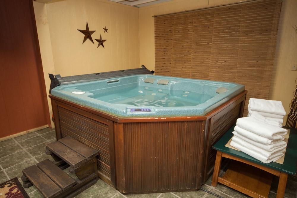 Log Cabin Lodge & Suites photo 44