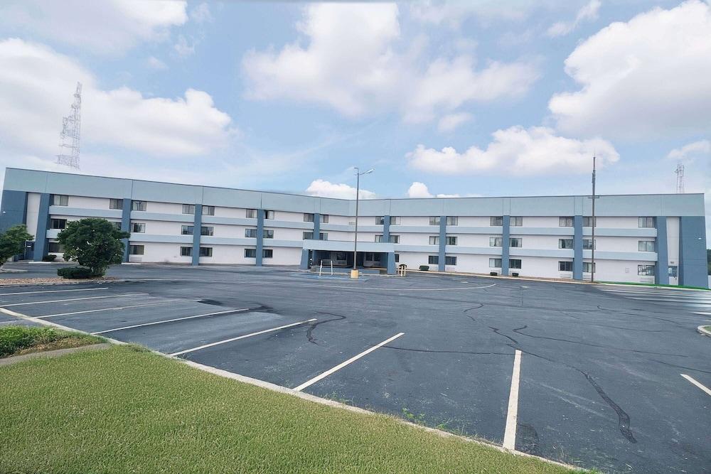 Baymont by Wyndham Columbia, MO photo 1