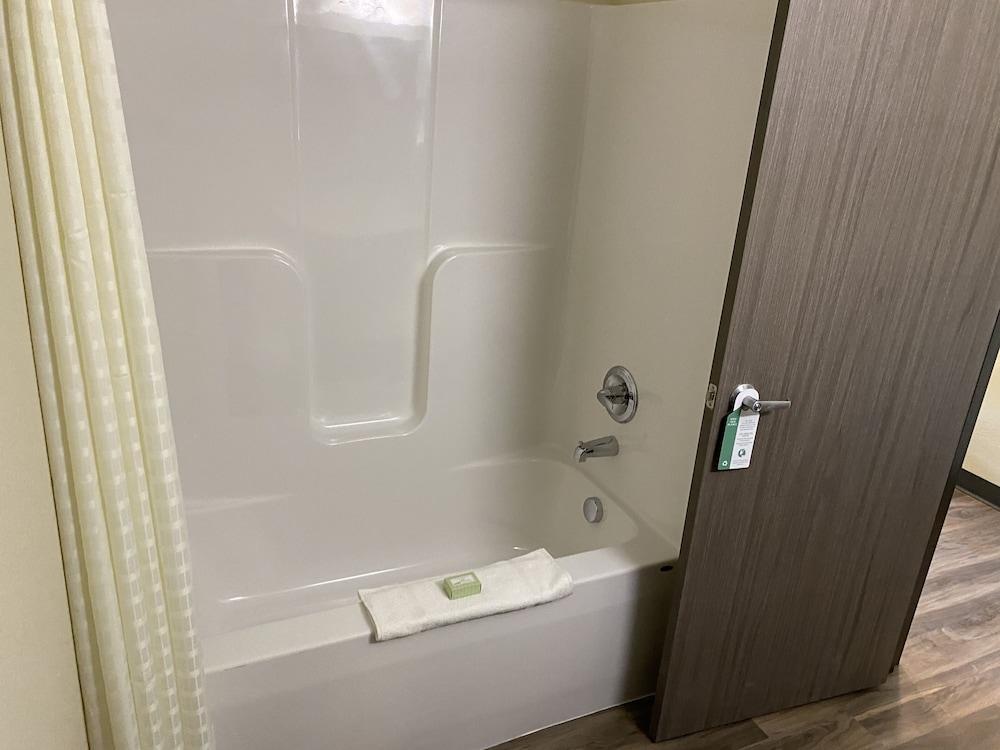 Cobblestone Inn & Suites - Forest City photo 13