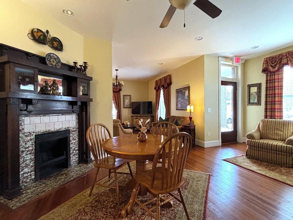 Grand Lux Inn photo 32