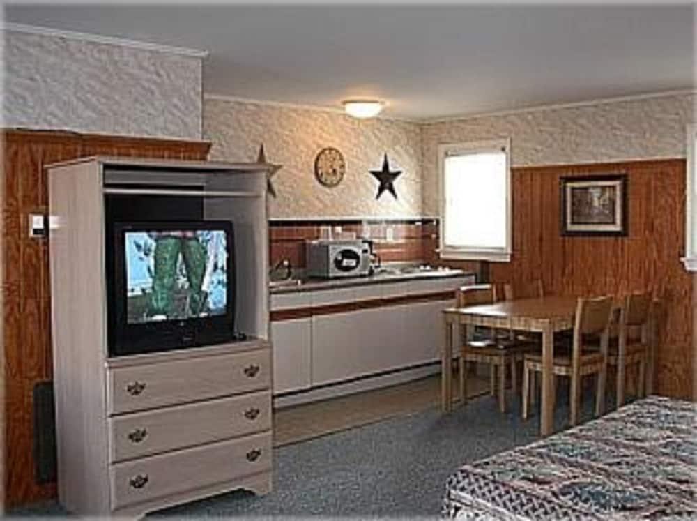 Pelican Point Motel photo 11