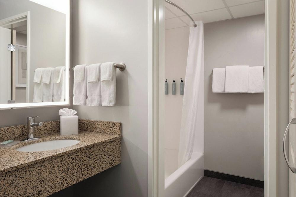 Courtyard by Marriott La Crosse photo 14