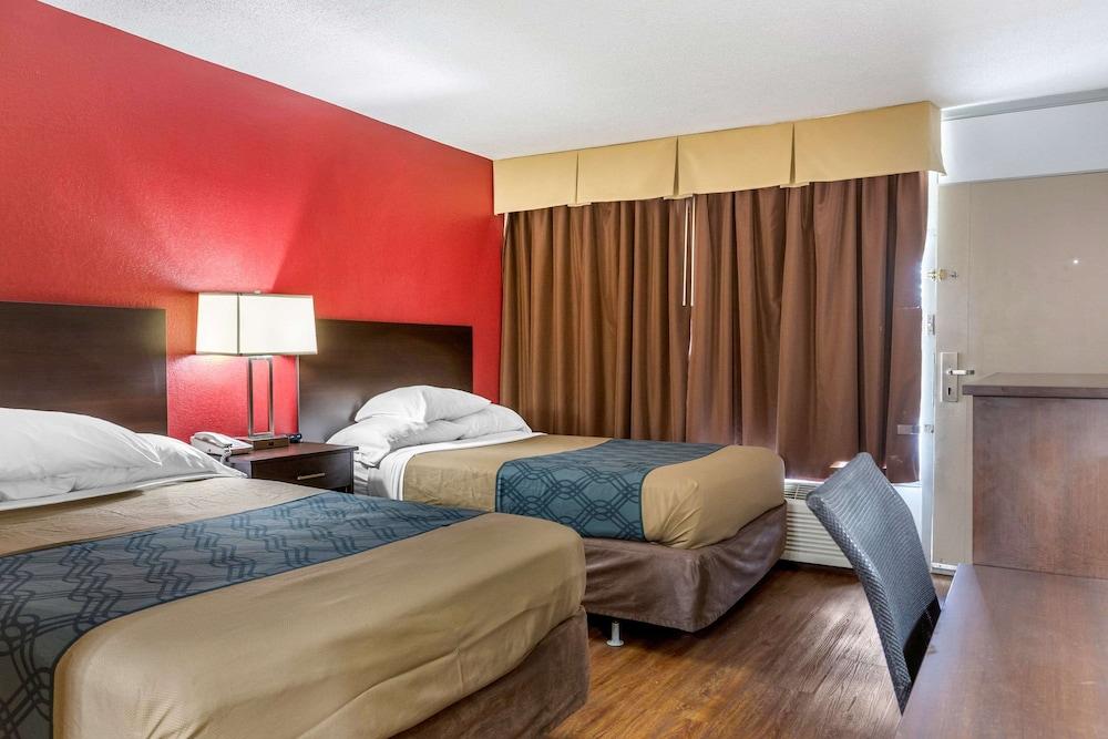 Econo Lodge Shorewood photo 17