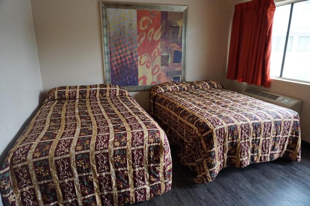 Econo Lodge San Antonio Northeast I-35 photo 6