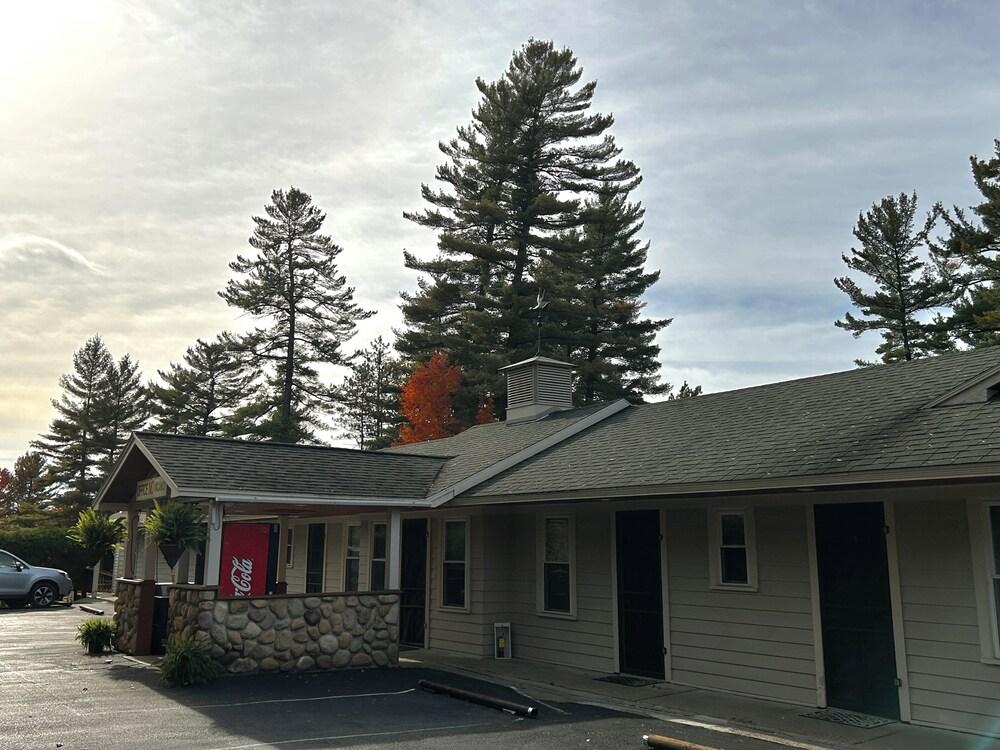 Paddler's Rest Lakeside Cabins and Hotel photo 53