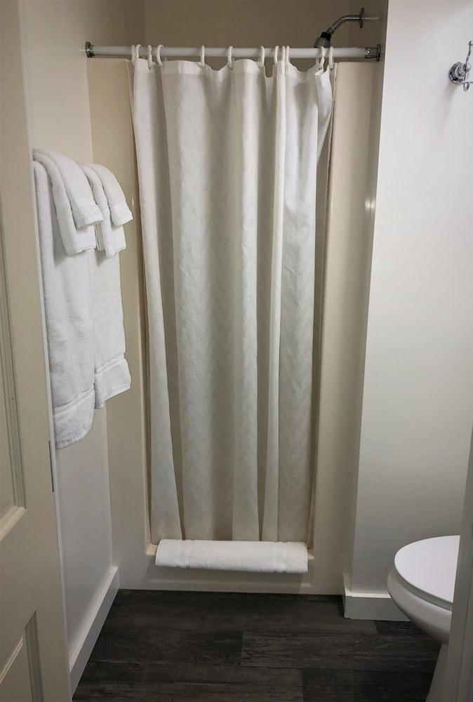 Harbor's Edge Motel photo 24