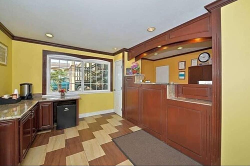 America's Deluxe Inn photo 4