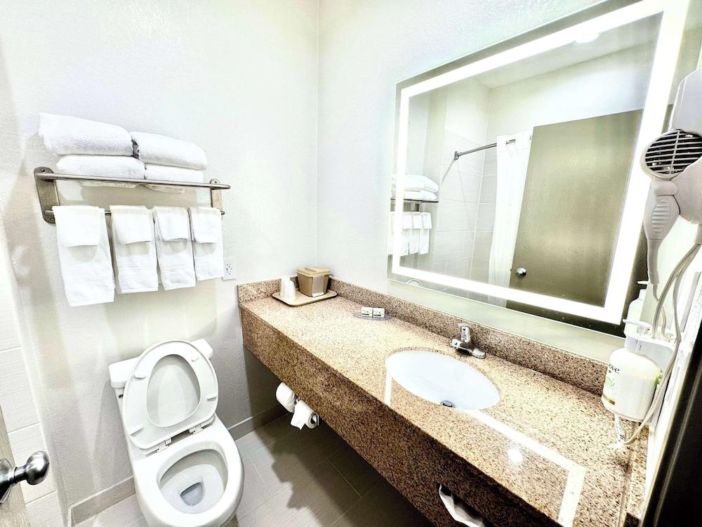 Baymont by Wyndham Richmond I-70 photo 19