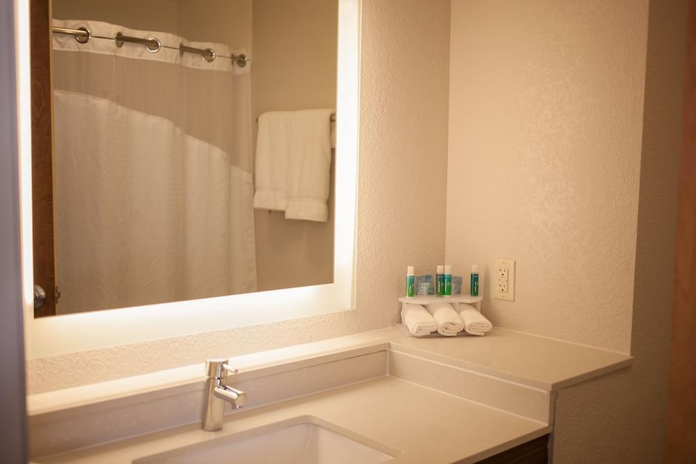 Holiday Inn Express Hotel & Suites by IHG photo 35
