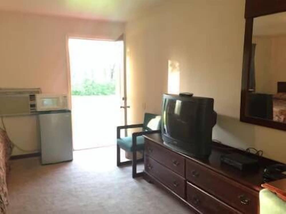 Colonial Village Motel photo 11