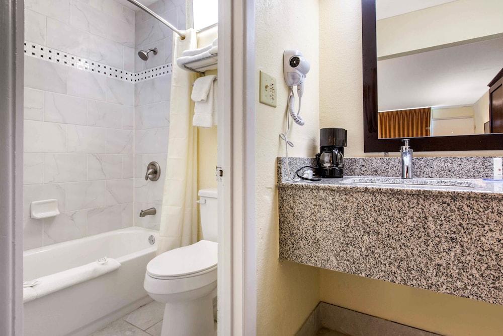 Ramada by Wyndham Santee I-95 photo 30