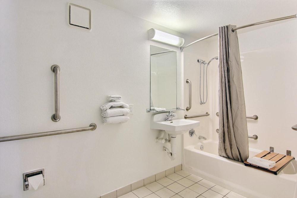 Motel 6 Austin, TX - Central Downtown UT photo 24