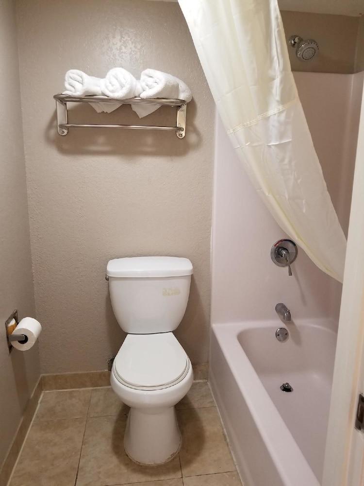 Super 8 by Wyndham San Antonio Pearl District / Downtown photo 26