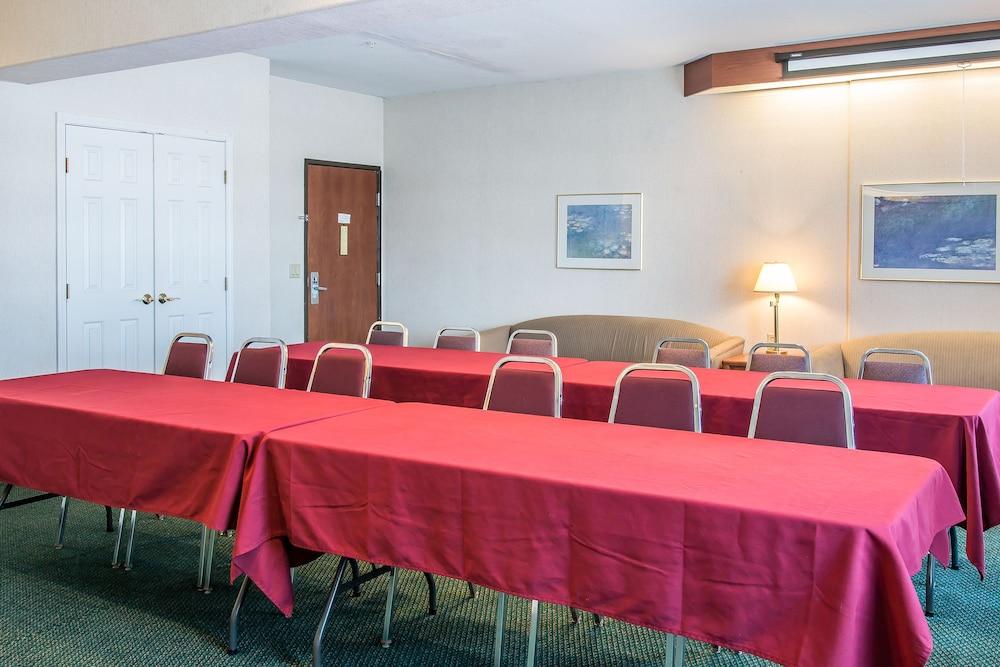 Sleep Inn & Suites Oregon - Toledo photo 51