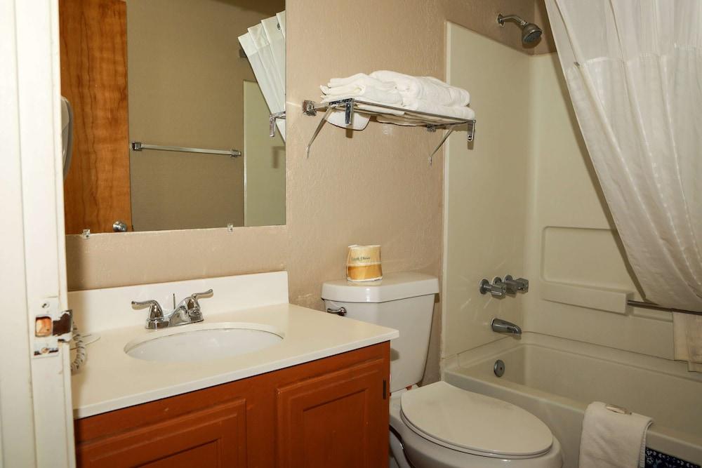 Super 8 by Wyndham Gallup photo 2