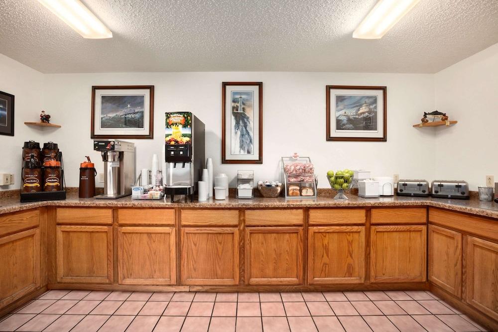 Super 8 by Wyndham Houghton photo 17