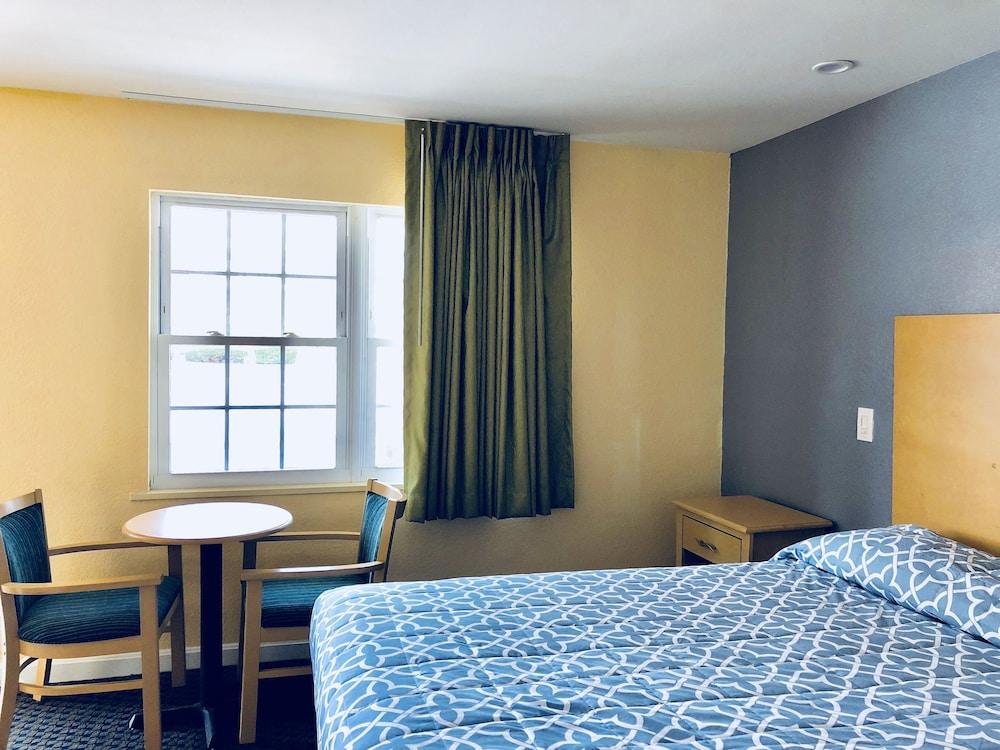 Chisholms Motor Inn photo 35