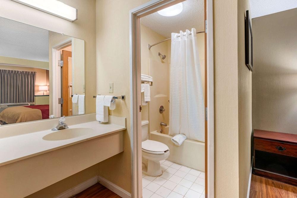 Econo Lodge Inn & Suites Southeast photo 10