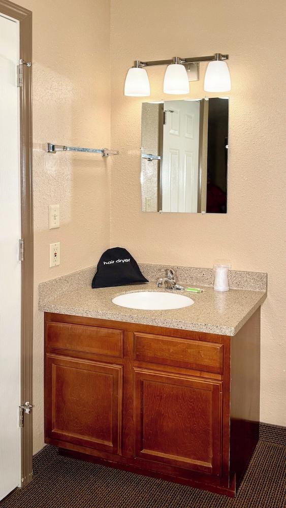 Young's Motel photo 37
