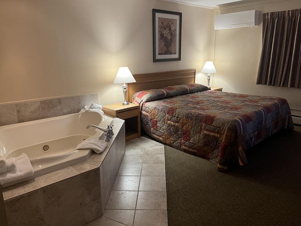 The Upper Pass Lodge at Magic Mountain photo 12