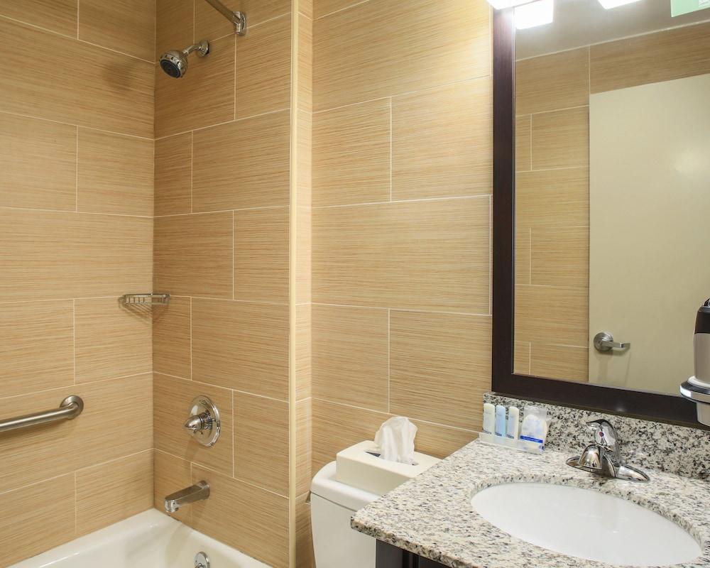 Days Inn by Wyndham Brooklyn Borough Park photo 2