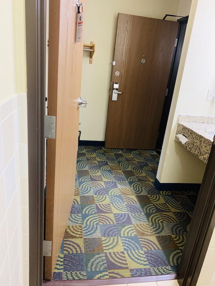 AmericInn by Wyndham Kewanee photo 20