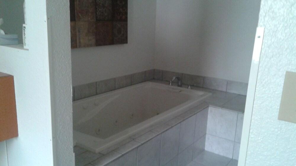 Western Royal Inn photo 11
