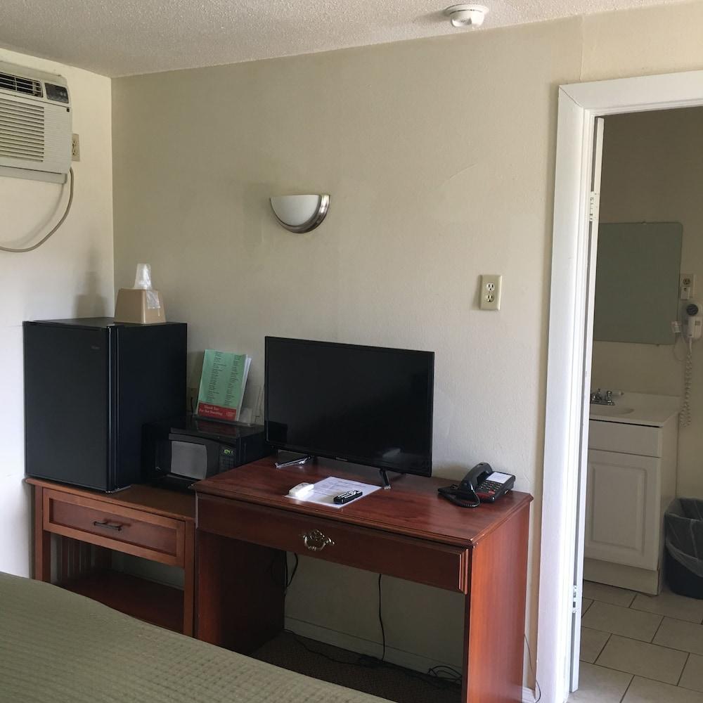 Traveler's Inn Motel photo 23