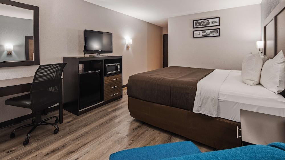 Ramada by Wyndham Cedar Rapids South photo 30