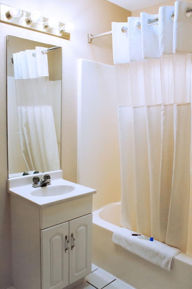 Victorian Inn & Suites photo 29