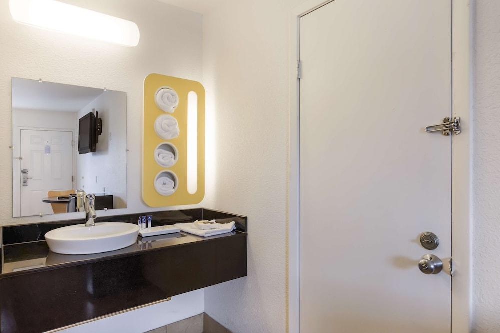 Americas Best Value Inn Bowling Green photo 25