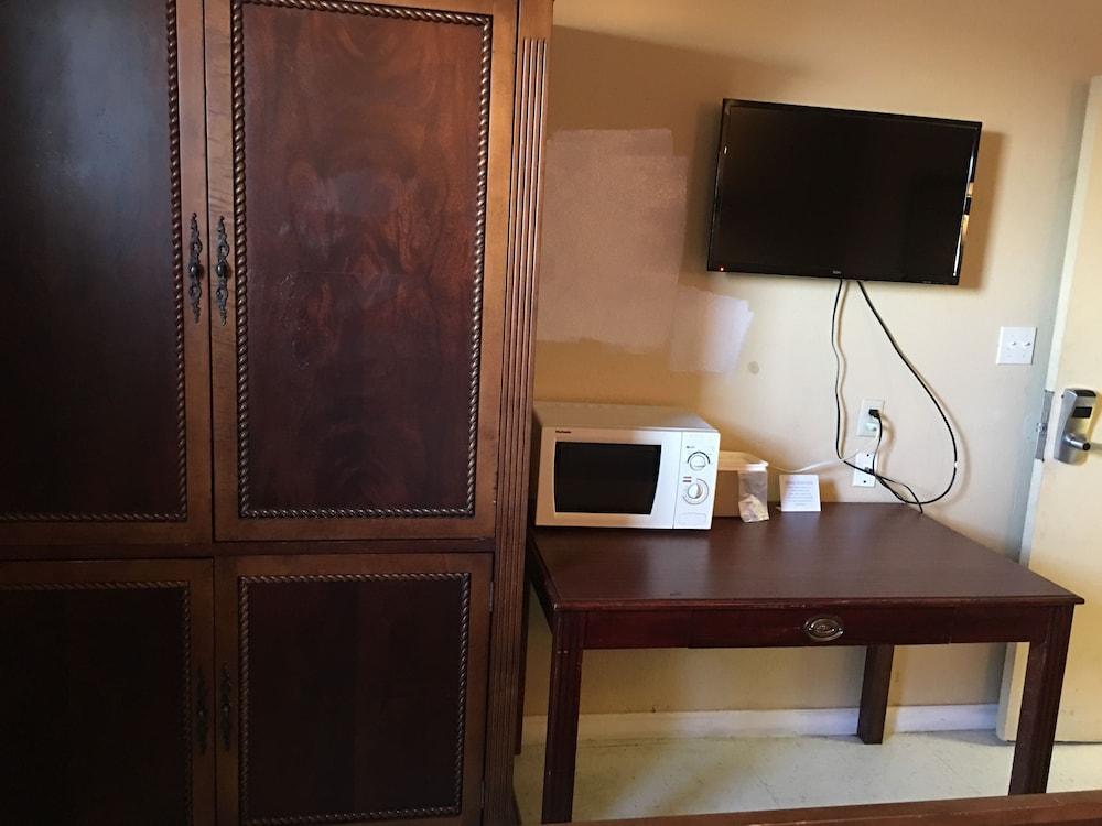 Reddy Inn and Suites photo 28