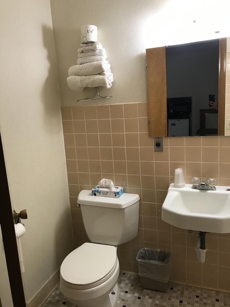 Colonial Inn Dyersville photo 31