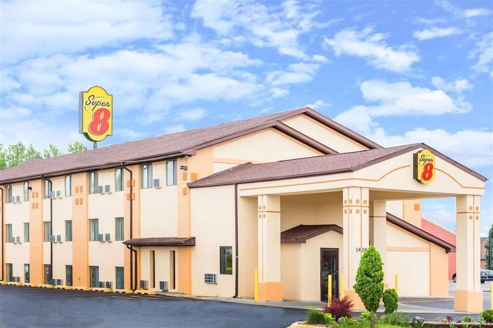 Red Roof Inn Ames photo 17