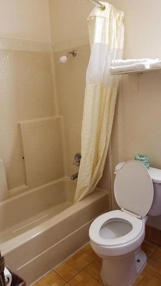 Executive Inn and Suites photo 37