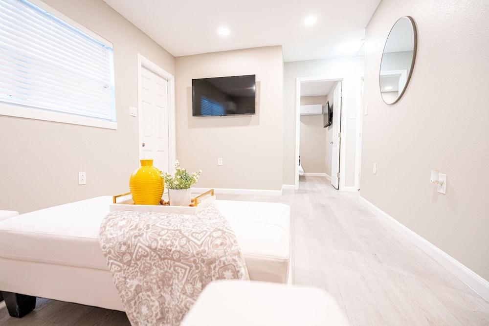 University Serenity Suites 14th photo 8