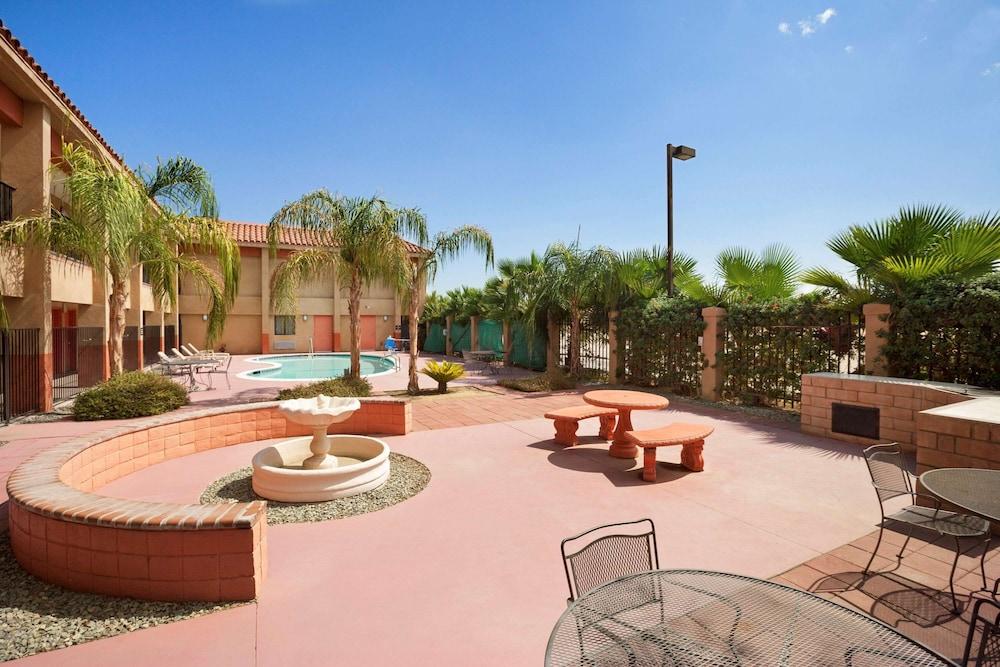 Super 8 by Wyndham Indio photo 22